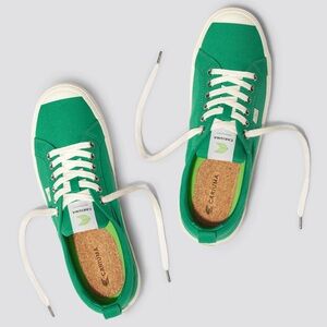 Cariuma OCA Low Canvas Sneakers (Pantone Green)—Size 8